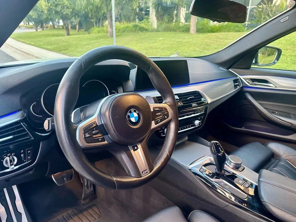 BMW 530 Е PERFORMANCE/HEAD-UP/KEYLESS/PANO/M PACKAGE - изображение 9
