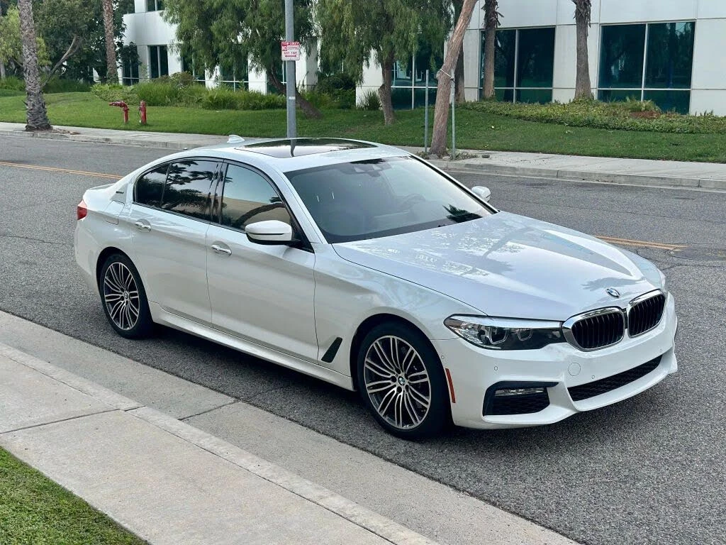 BMW 530 Е PERFORMANCE/HEAD-UP/KEYLESS/PANO/M PACKAGE - изображение 2