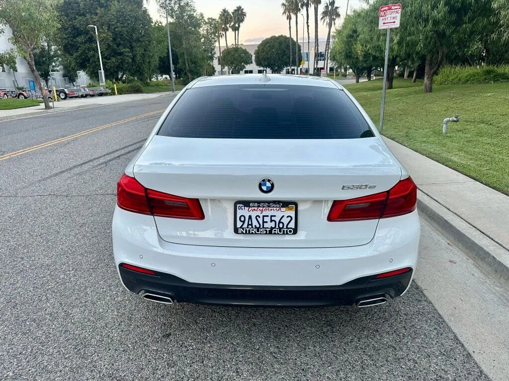 BMW 530 Е PERFORMANCE/HEAD-UP/KEYLESS/PANO/M PACKAGE - изображение 4