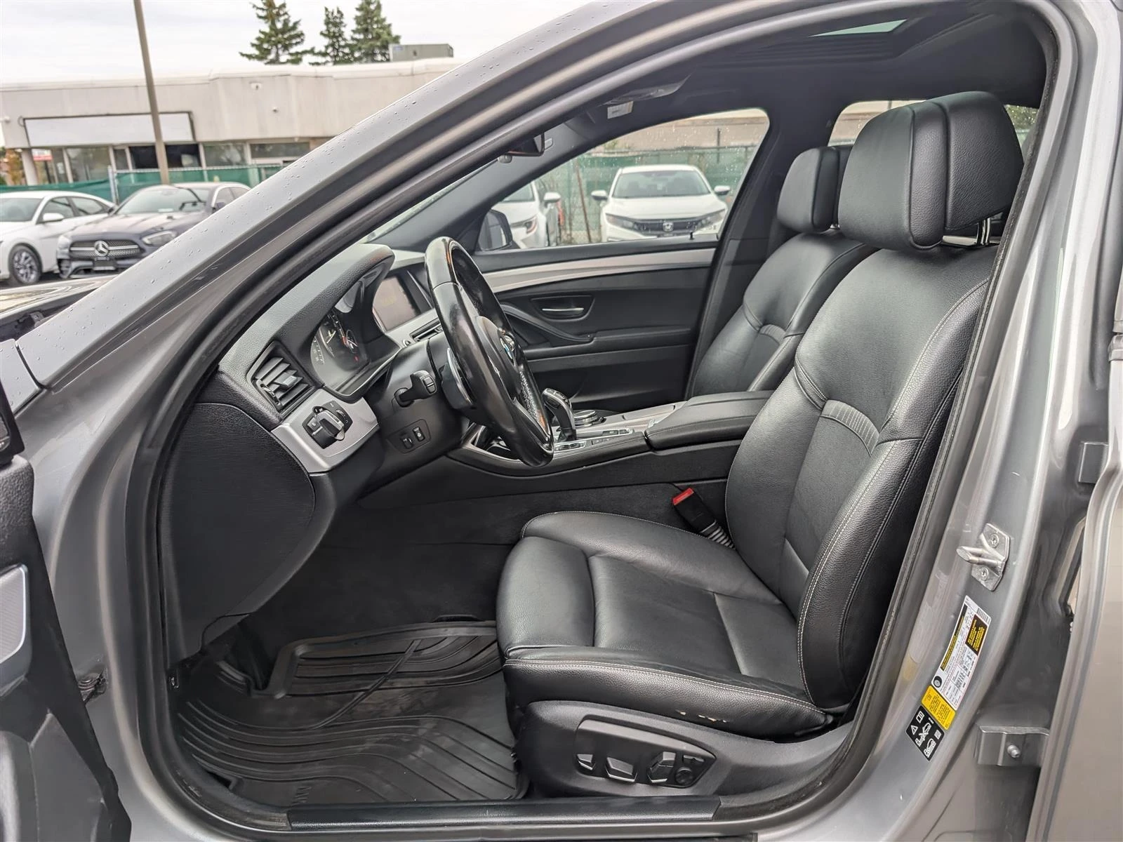 BMW 528 i xDrive * M-pack * PANO * Ел. багажник * Подгрев - изображение 9