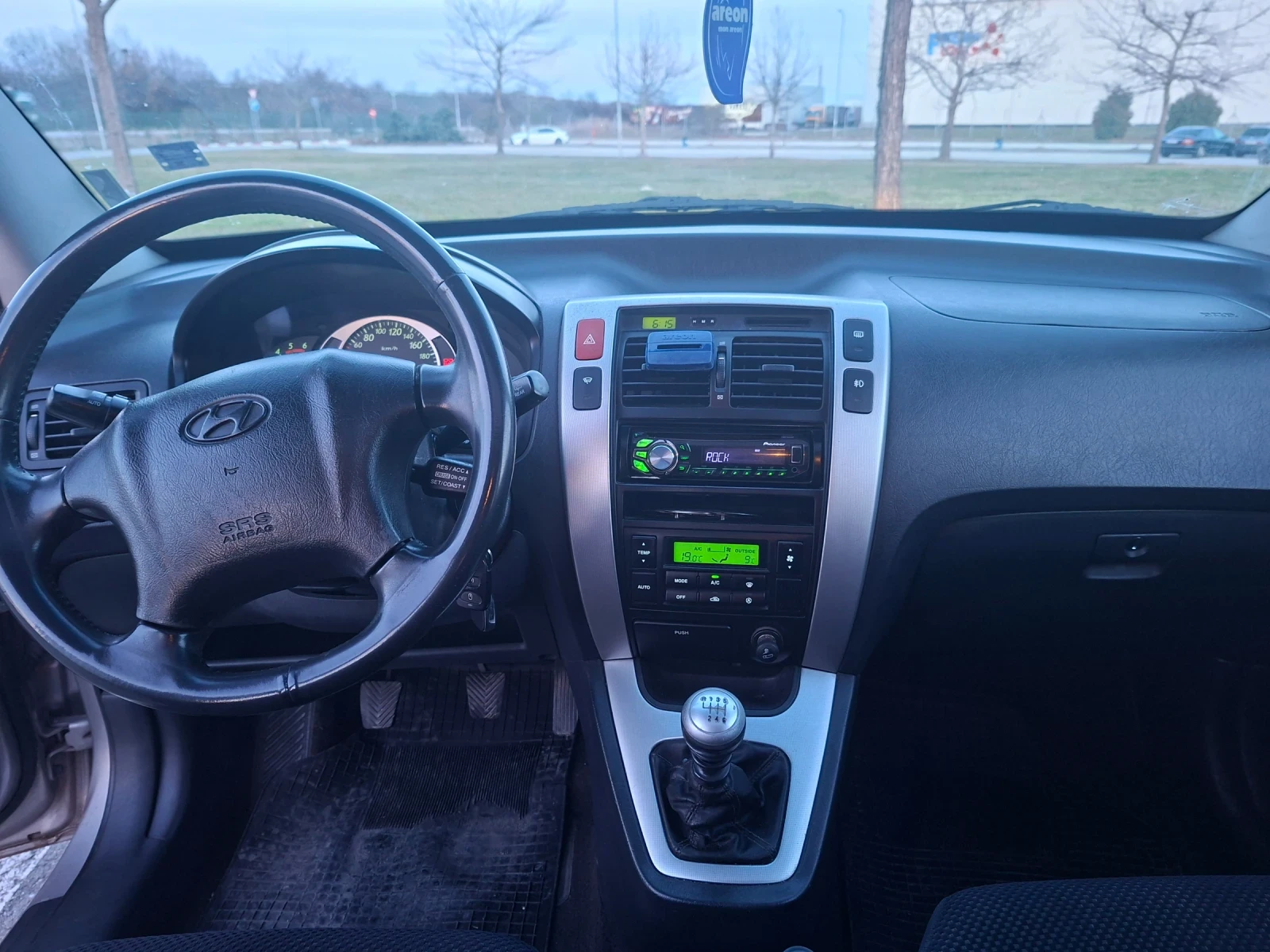 Hyundai Tucson 2.0 CRDI 2WD 140ks, снимка 11 - Автомобили и джипове - 53773902