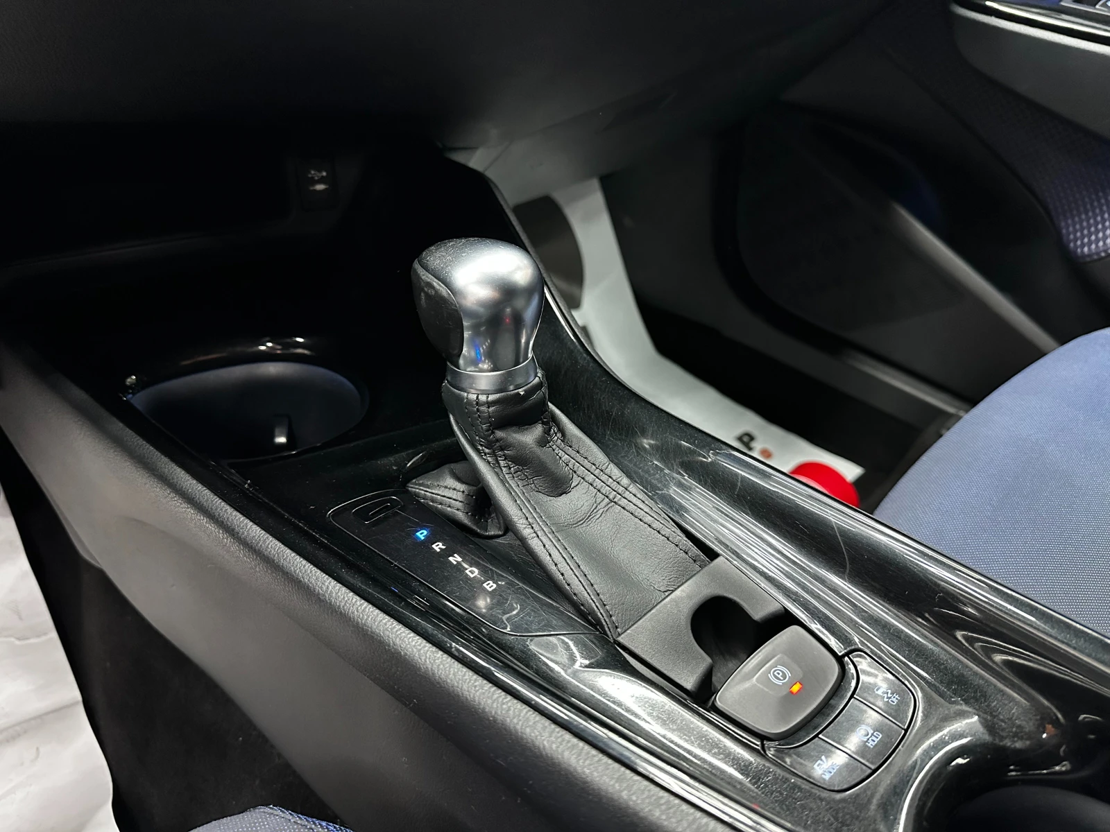 Toyota C-HR 1.8 hybdrid 98 к.с./ГАРАНЦИЯ, снимка 11 - Автомобили и джипове - 56254546
