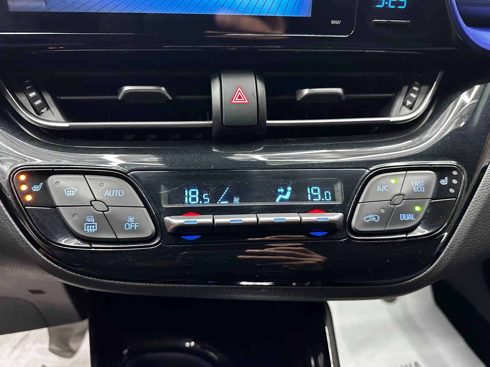Toyota C-HR 1.8 hybdrid 98 к.с./ГАРАНЦИЯ, снимка 13 - Автомобили и джипове - 56254546