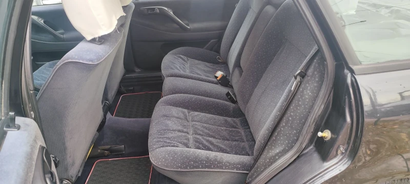VW Passat 1.8 Моно, снимка 11 - Автомобили и джипове - 52303477