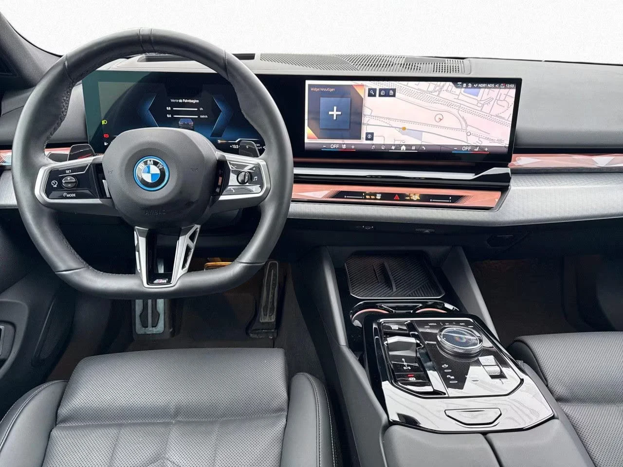 BMW 550 e/xDRIVE/489HP/M SPORT/PANO/360/PRO/MEMO/HUD/541z, снимка 7 - Автомобили и джипове - 55172049