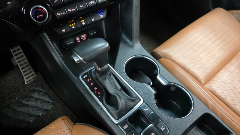 Kia Sportage 2.0CRDI/4x4/Пълна сервизна история !!!, снимка 12 - Автомобили и джипове - 53383517