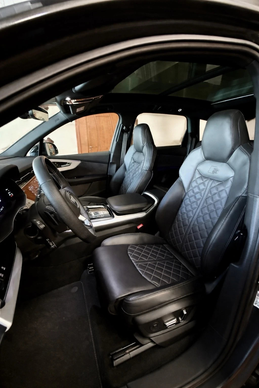 Audi SQ7 4.0 TFSI /507к.с./Quattro/Pano/7-местен, снимка 4 - Автомобили и джипове - 54231841