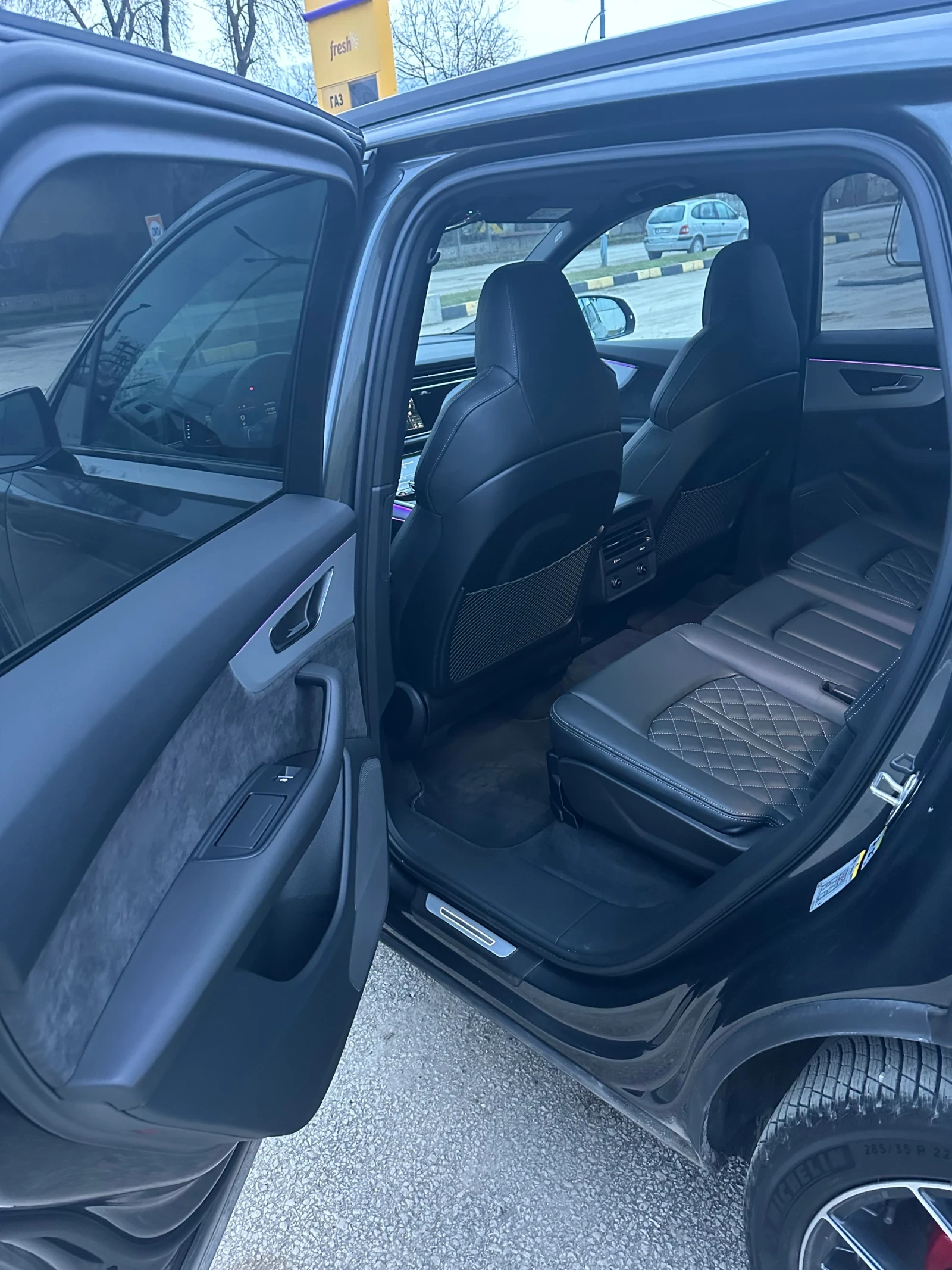 Audi SQ7 4.0 TFSI /507к.с./Quattro/Pano/7-местен, снимка 13 - Автомобили и джипове - 54231841