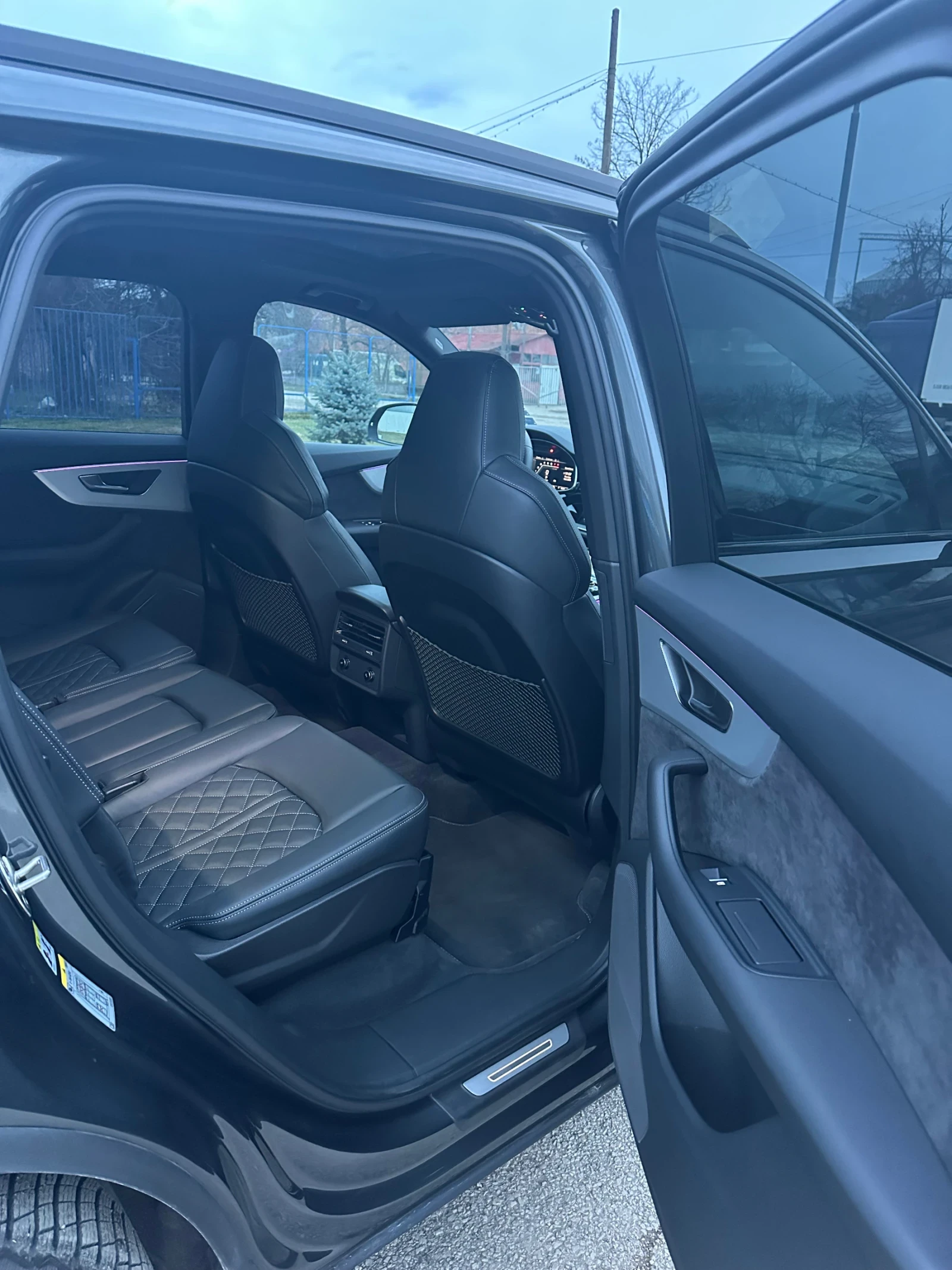 Audi SQ7 4.0 TFSI /507к.с./Quattro/Pano/7-местен, снимка 14 - Автомобили и джипове - 54231841