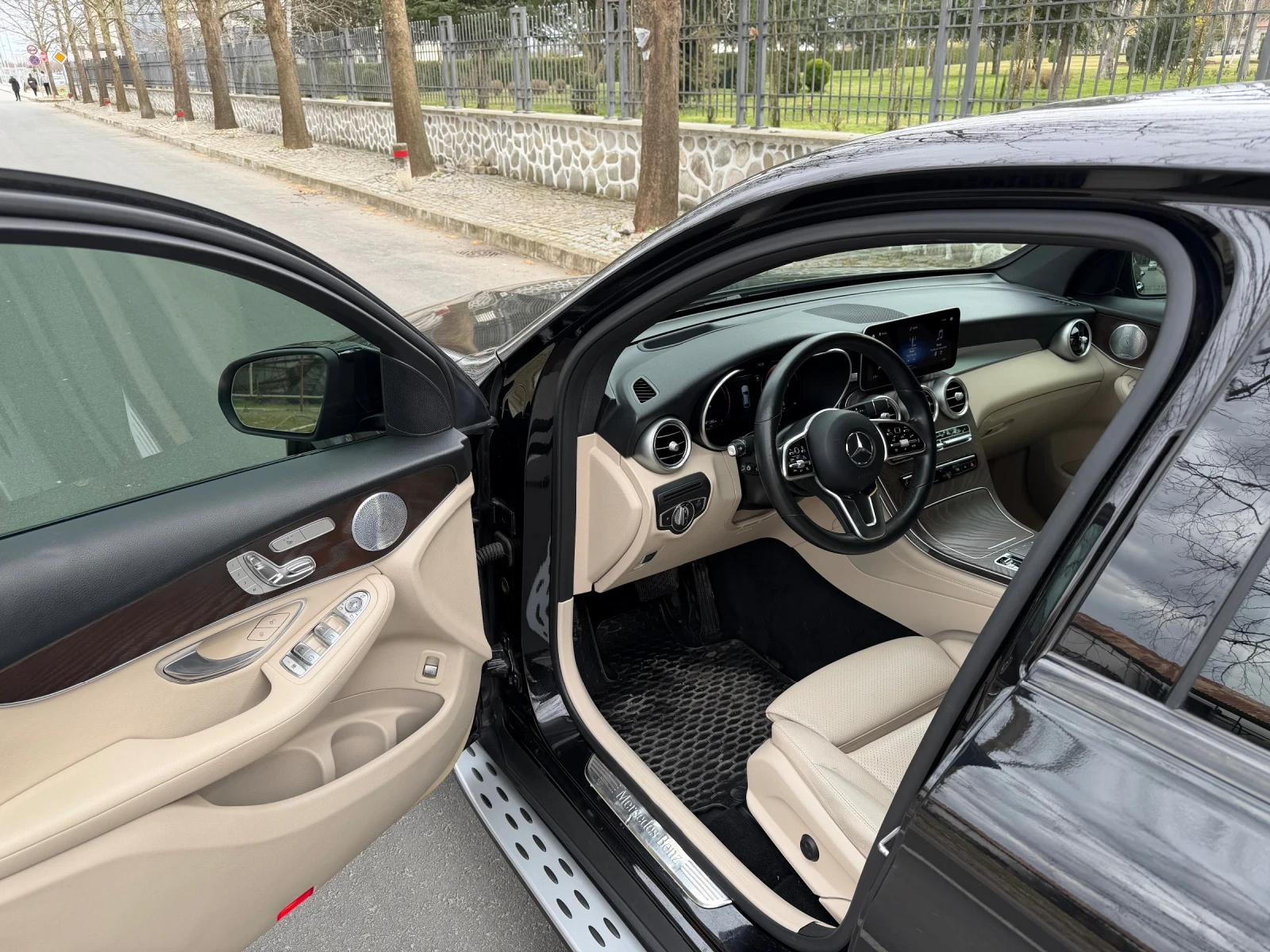 Mercedes-Benz GLC 300 Coupe* Amg line* Burmester* Headup* Easy access* S, снимка 4 - Автомобили и джипове - 53891929