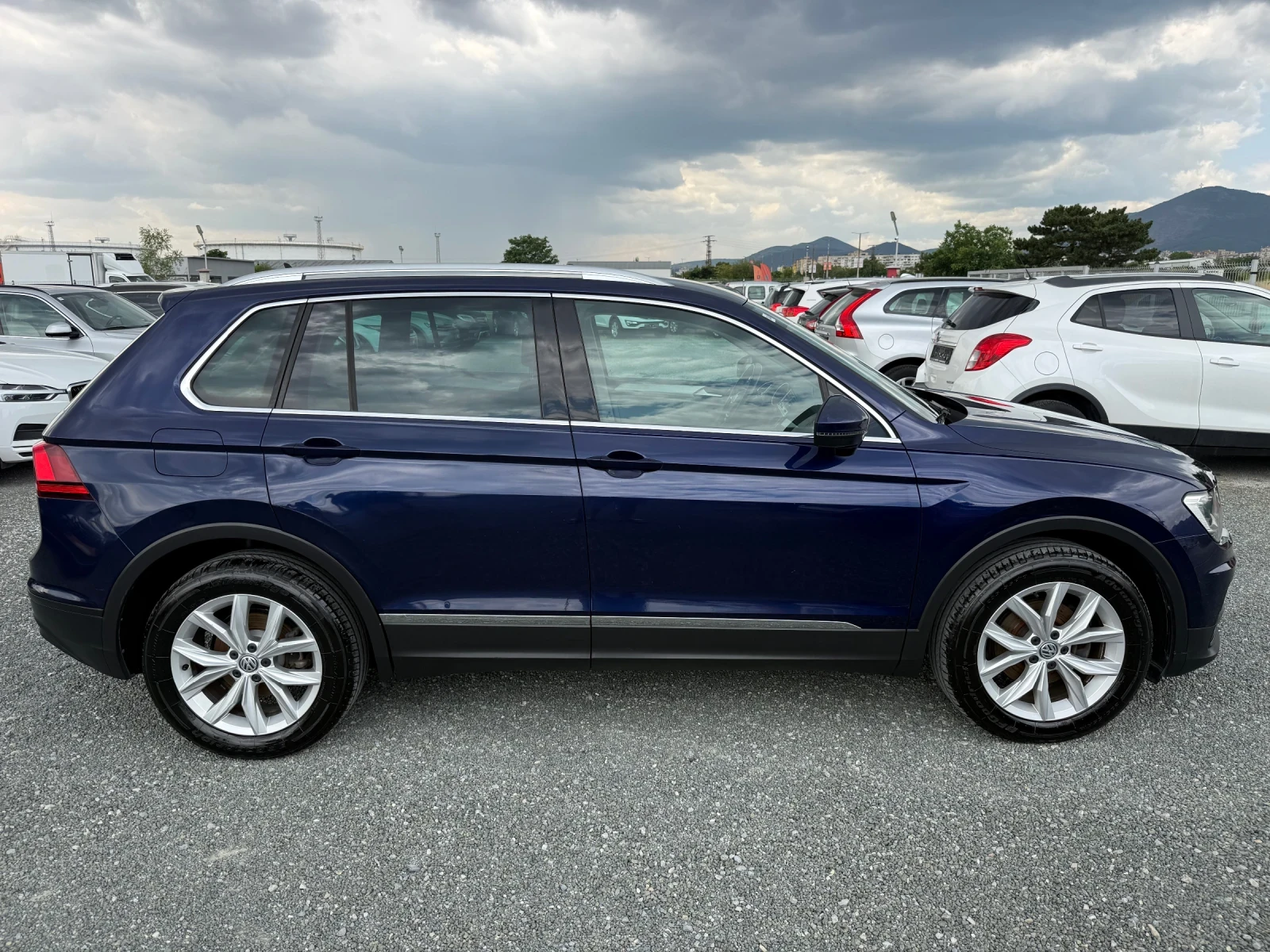 VW Tiguan (KATO НОВА)^(4x4), снимка 4 - Автомобили и джипове - 55310346