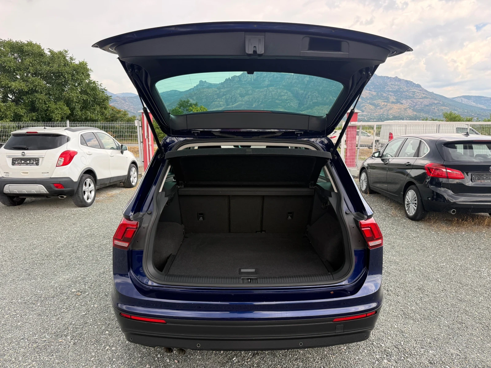 VW Tiguan (KATO НОВА)^(4x4), снимка 13 - Автомобили и джипове - 55310346