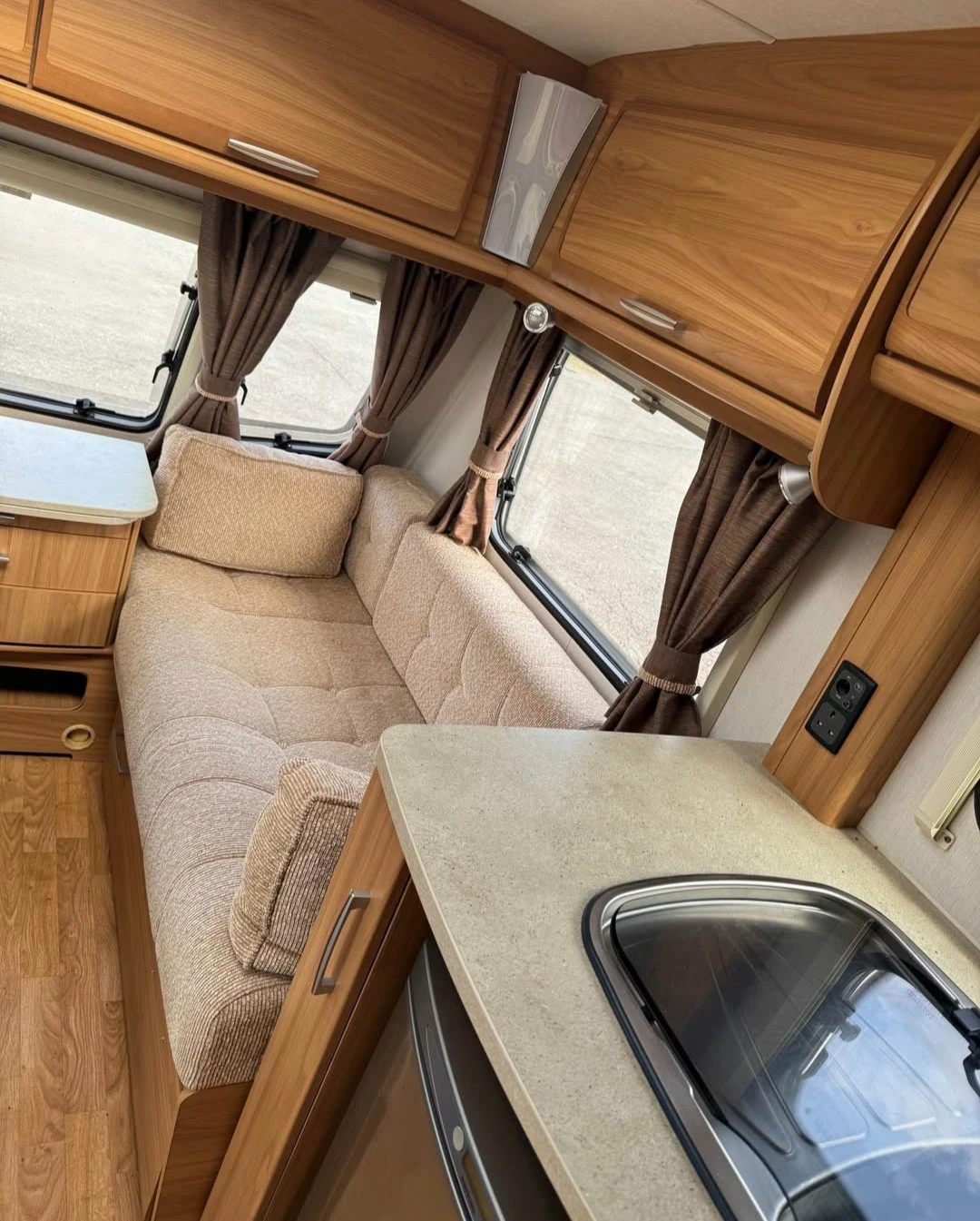 Каравана Knaus Lunar Loxwood, снимка 8 - Каравани и кемпери - 55647213