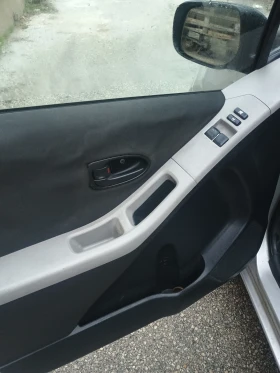 Toyota Yaris 1.3 VVT-I + Газ, снимка 11