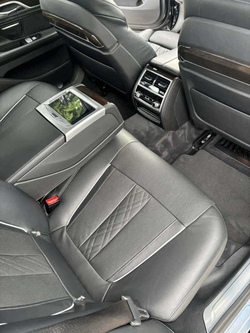 BMW 750 CarbonCore xDrive HUD, снимка 14 - Автомобили и джипове - 51794354