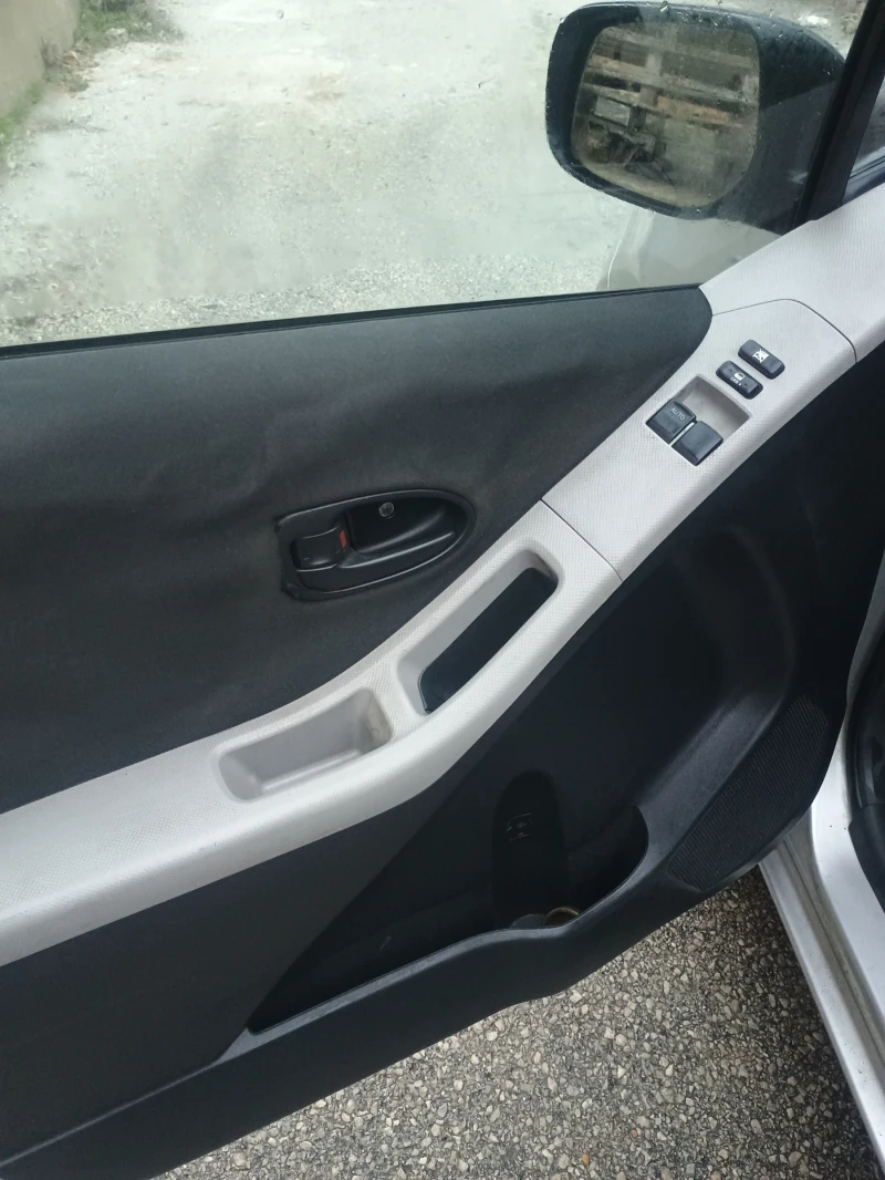 Toyota Yaris 1.3 VVT-I + Газ, снимка 11 - Автомобили и джипове - 52435067