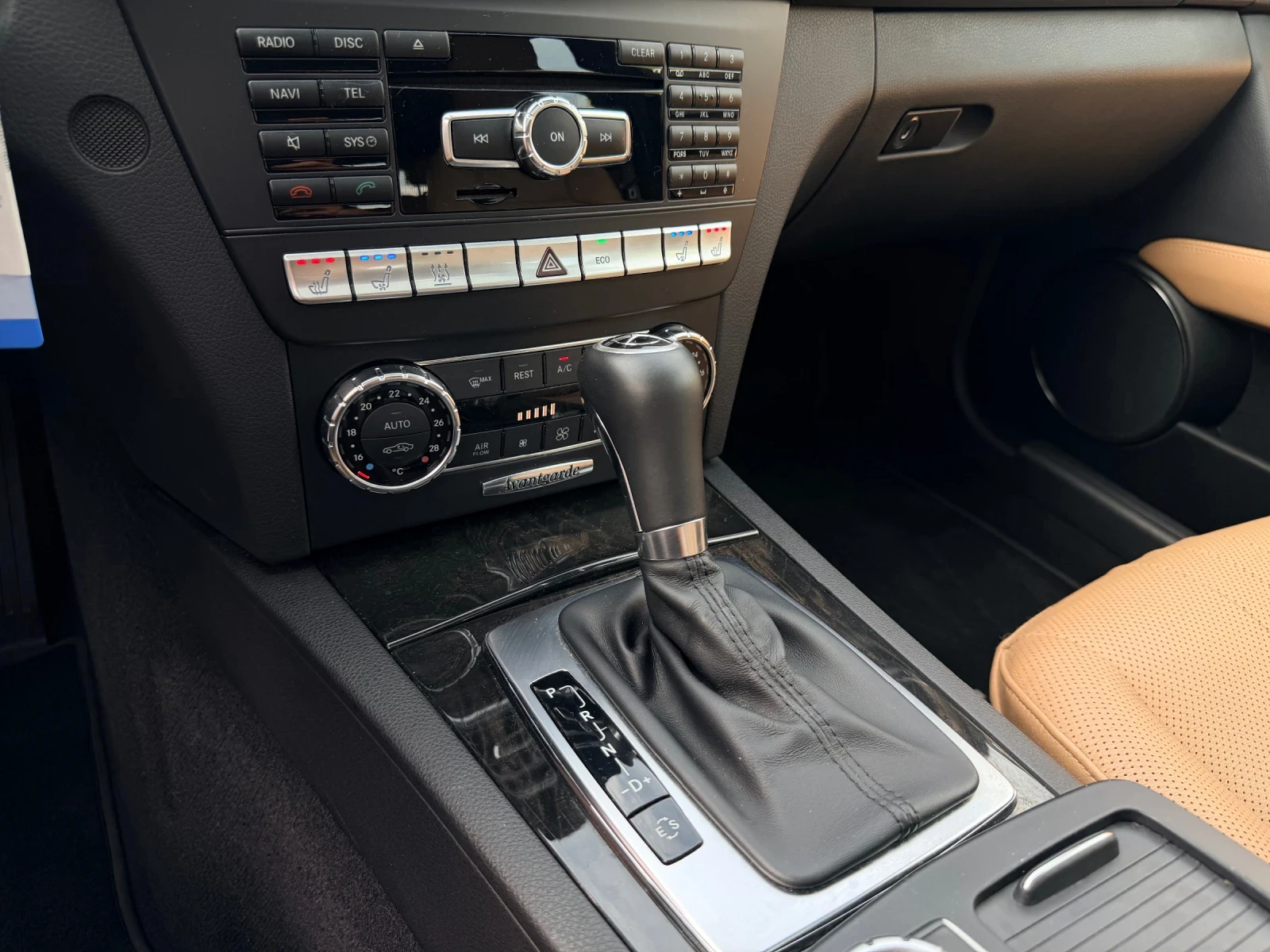 Mercedes-Benz C 220 CDI Avantgarde Facelift PANO Обдухване Distronic, снимка 11 - Автомобили и джипове - 54857706
