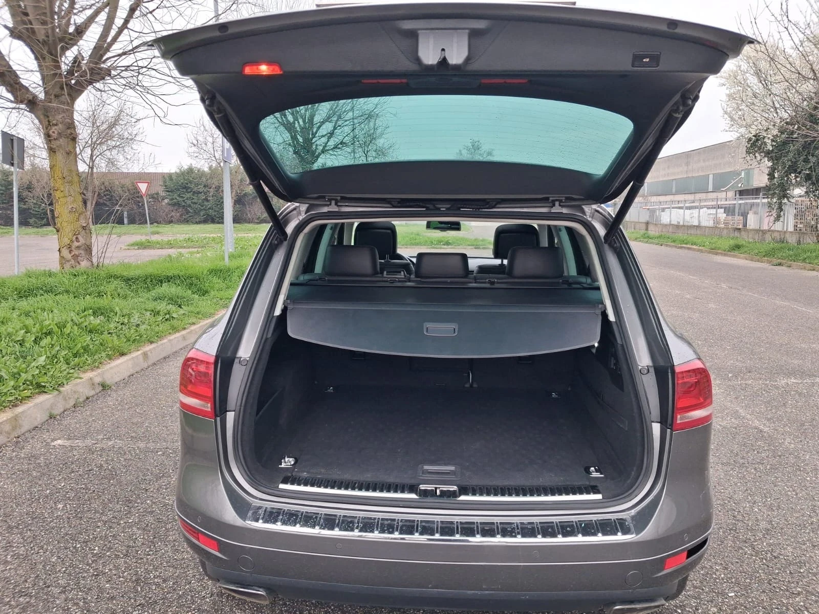 VW Touareg 3.0 TDI 245 CV tiptronic BlueMotion Techn. Executi, снимка 8 - Автомобили и джипове - 54032816