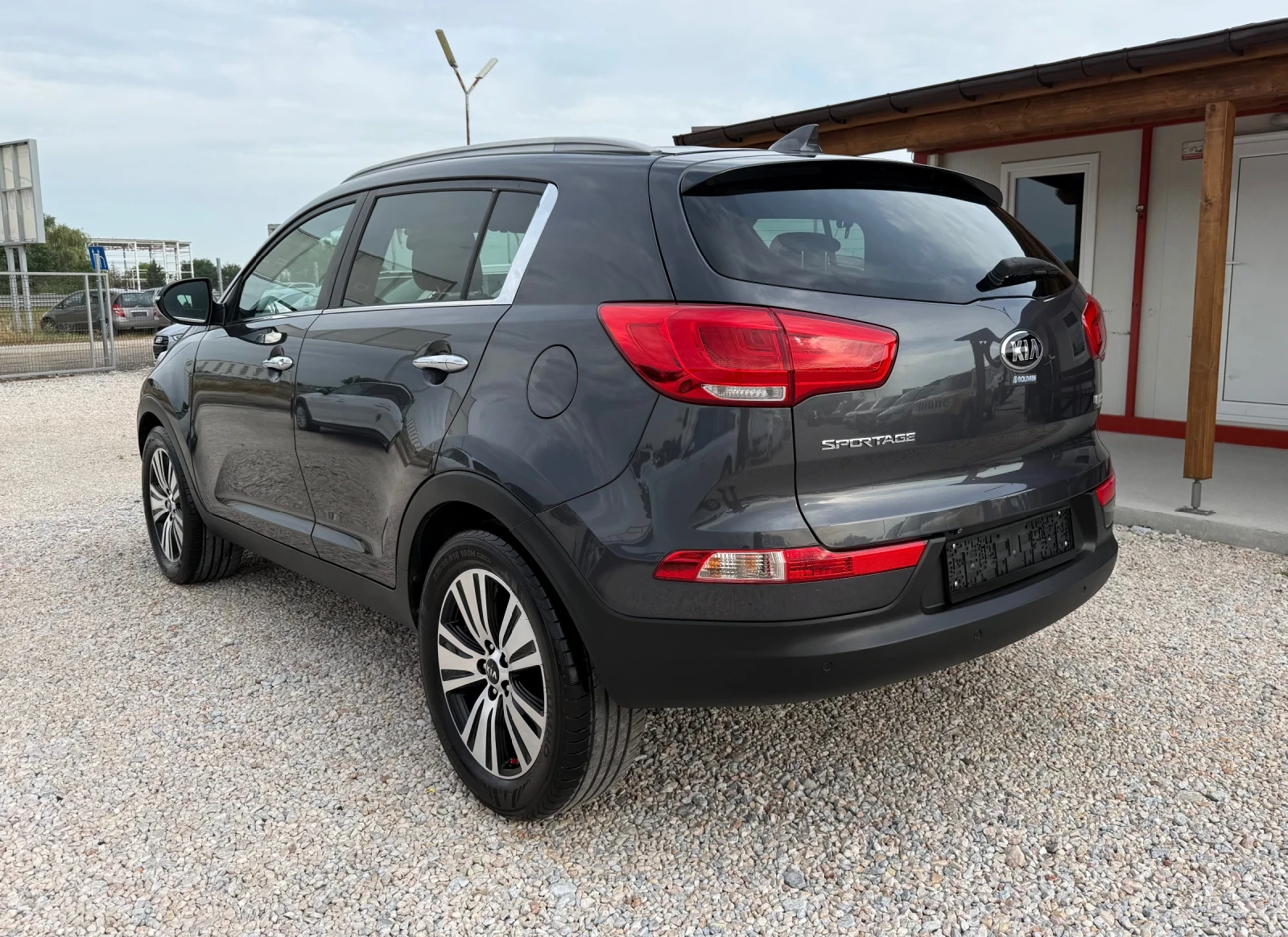 Kia Sportage 1.7cdti* Facelift* Кожа * Нави* Сервизна история, снимка 3 - Автомобили и джипове - 55372401