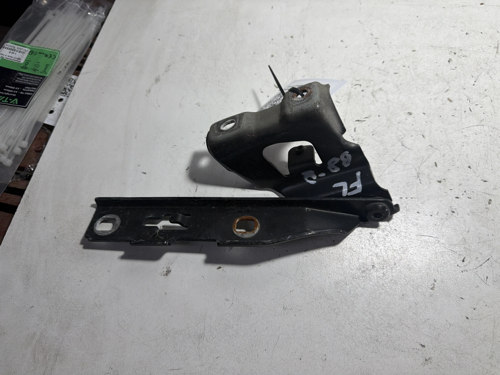 панта преден капак лява 8K082330D Audi A4