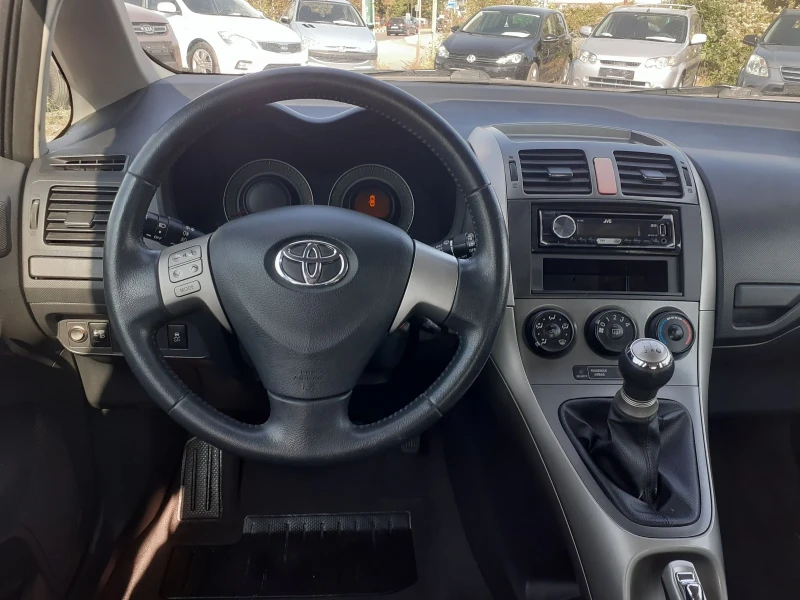 Toyota Auris 1.6 като нова , снимка 8 - Автомобили и джипове - 47366010