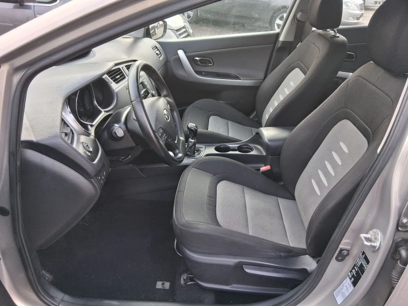 Kia Ceed 1.6 PREMIUM като нова , снимка 10 - Автомобили и джипове - 53050209