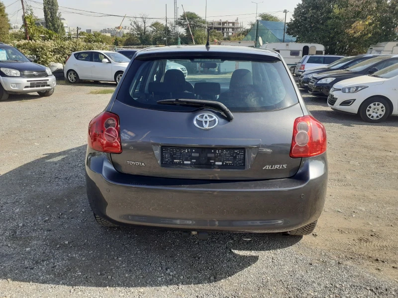 Toyota Auris 1.6 като нова , снимка 4 - Автомобили и джипове - 47366010