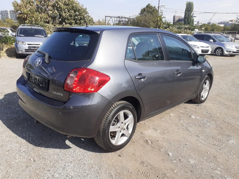 Toyota Auris 1.6 като нова , снимка 5 - Автомобили и джипове - 47366010