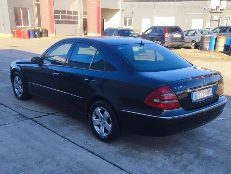 Mercedes-Benz E 220, снимка 3 - Автомобили и джипове - 52612334