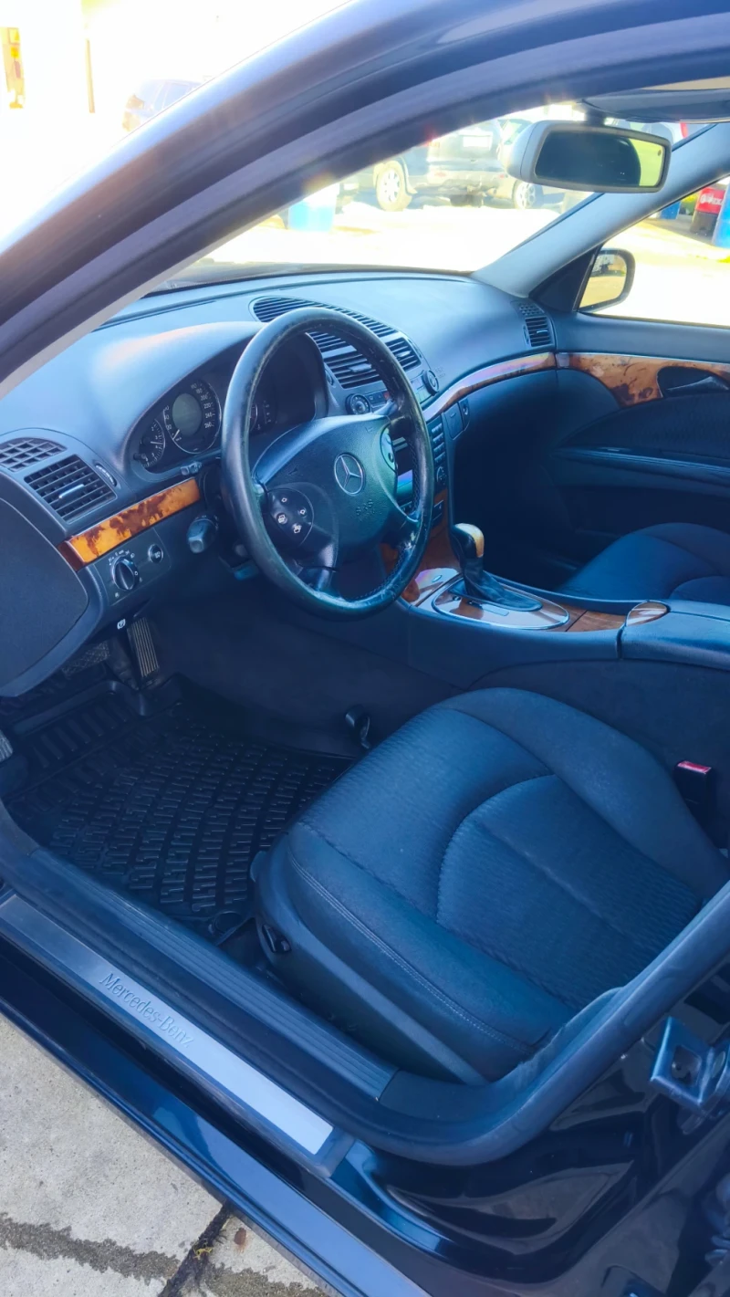 Mercedes-Benz E 220, снимка 5 - Автомобили и джипове - 52612334
