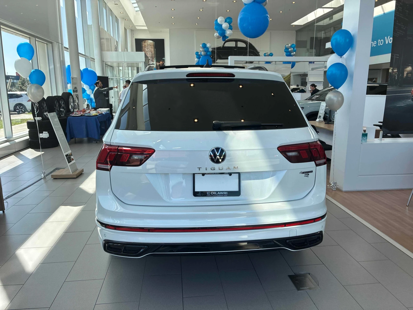VW Tiguan * Comfortline R Line Black Edition * CARFAX * , снимка 4 - Автомобили и джипове - 56099659