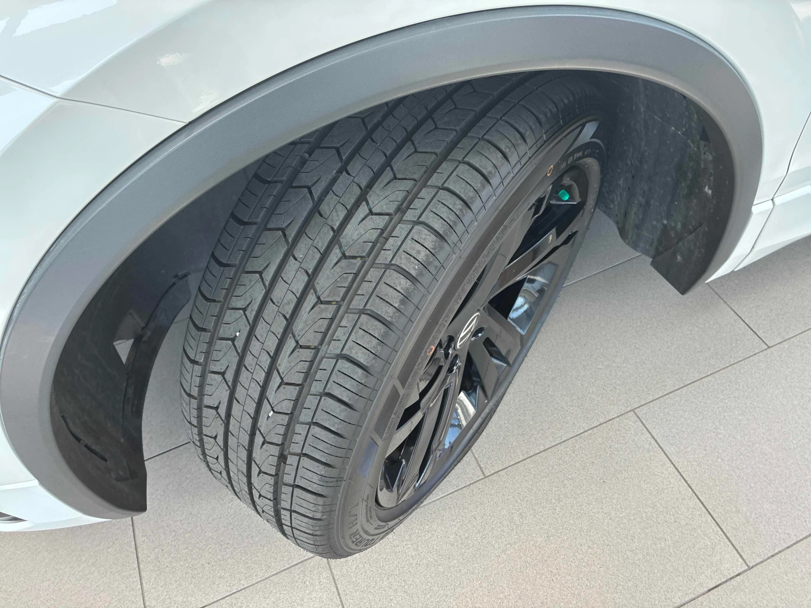 VW Tiguan * Comfortline R Line Black Edition * CARFAX * , снимка 7 - Автомобили и джипове - 56099659