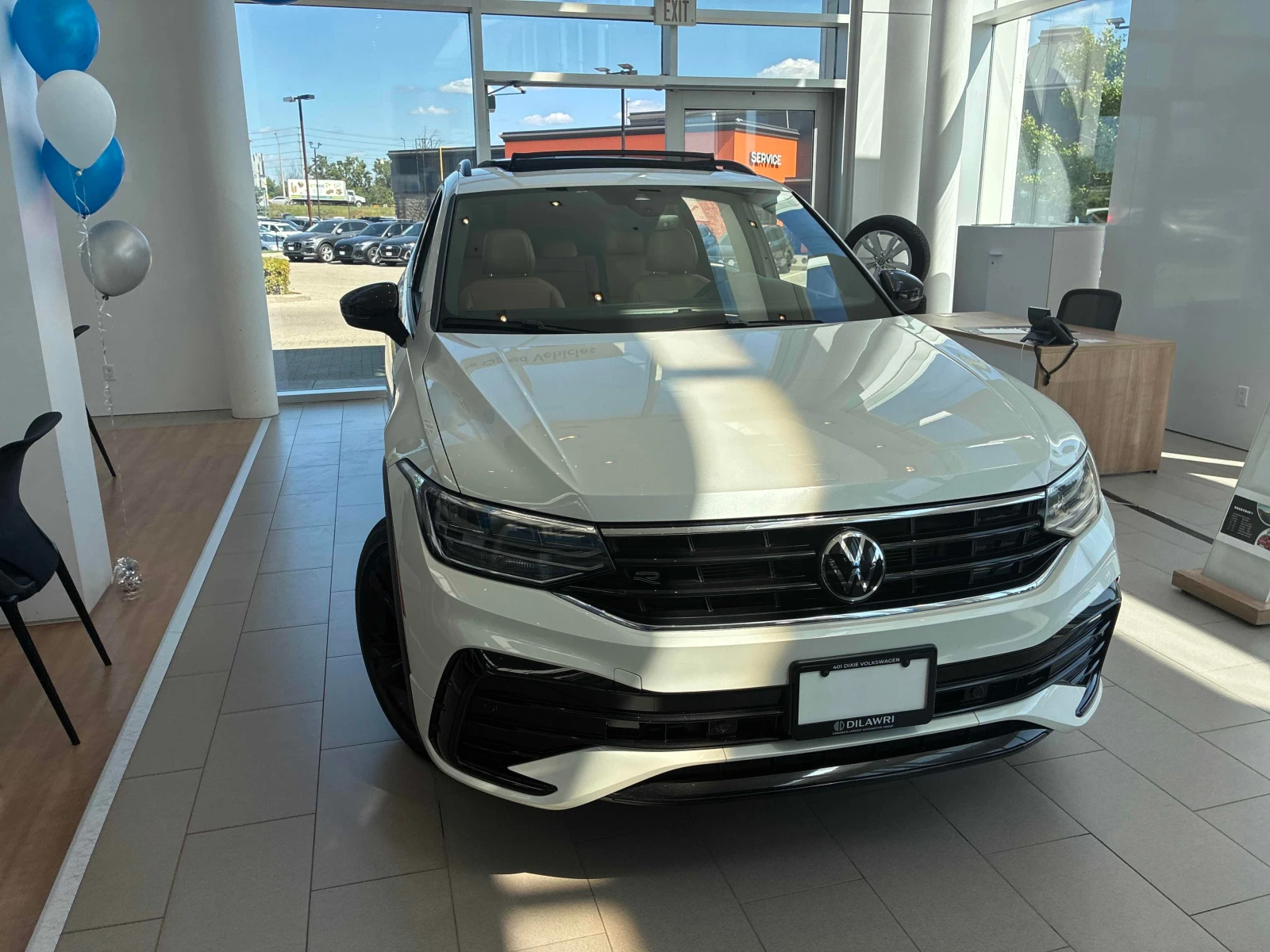 VW Tiguan * Comfortline R Line Black Edition * CARFAX * , снимка 6 - Автомобили и джипове - 56099659
