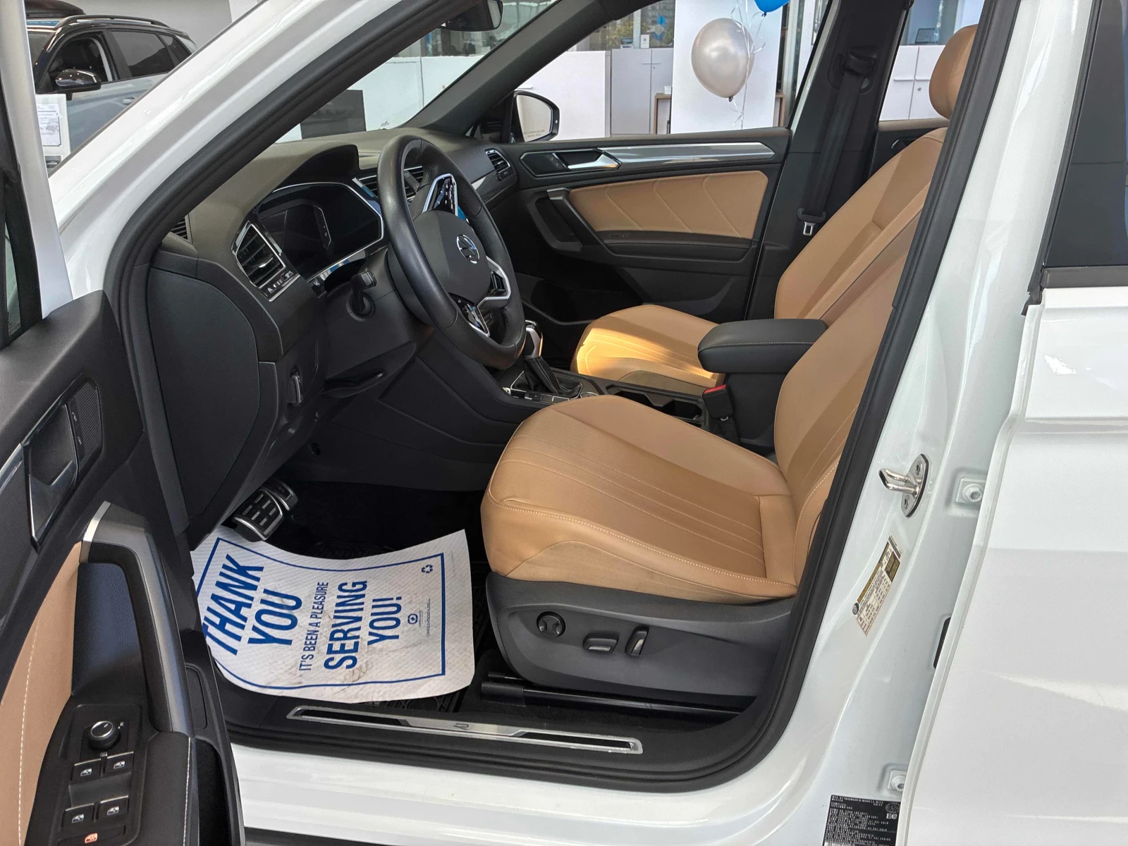 VW Tiguan * Comfortline R Line Black Edition * CARFAX * , снимка 5 - Автомобили и джипове - 56099659