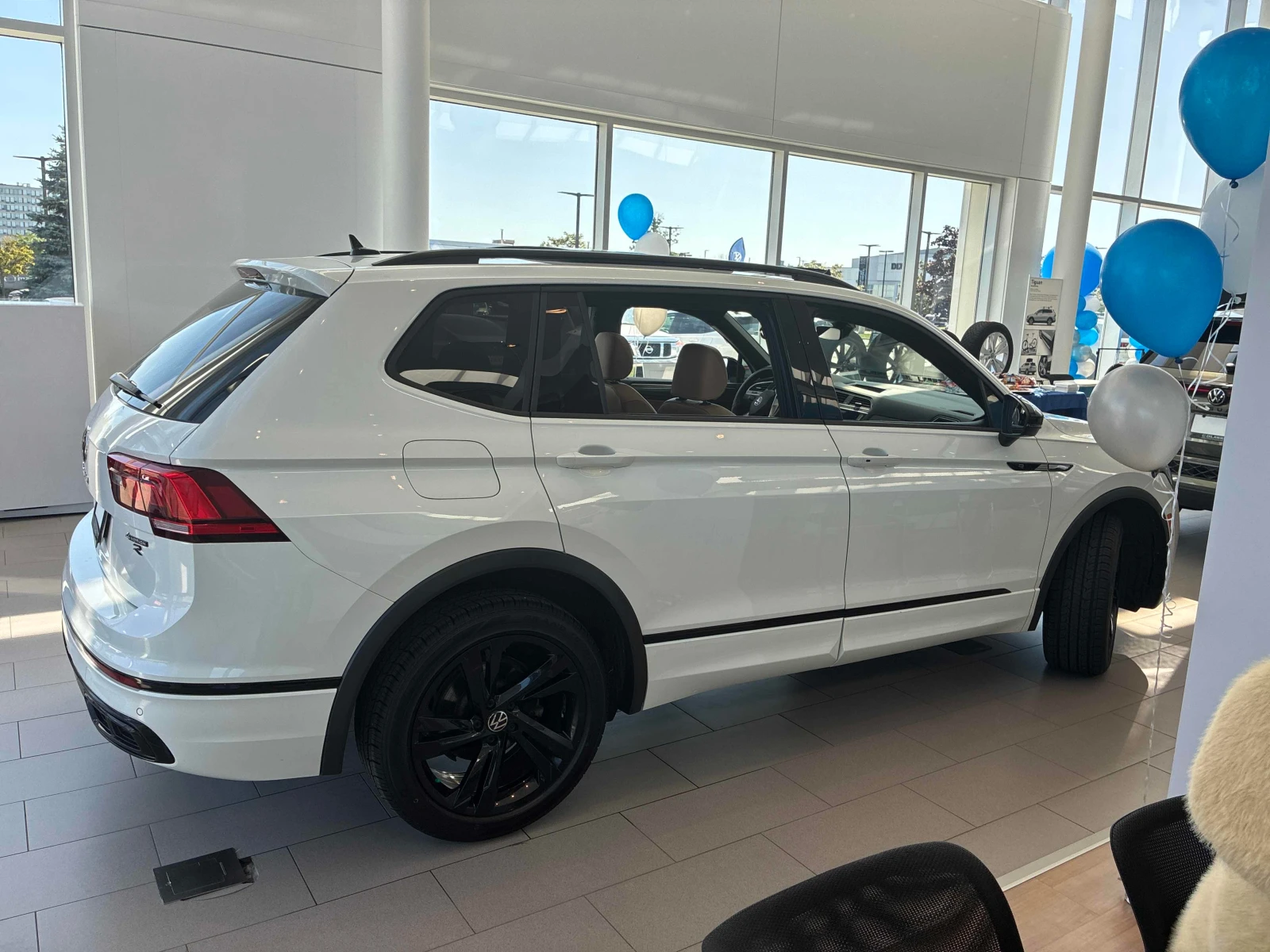 VW Tiguan * Comfortline R Line Black Edition * CARFAX * , снимка 17 - Автомобили и джипове - 56099659