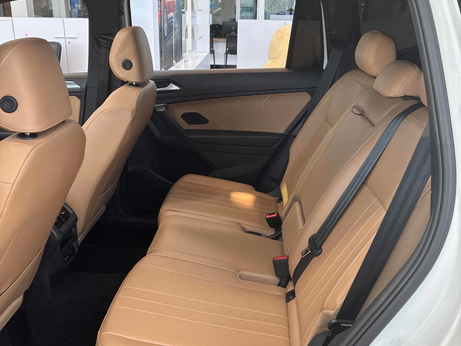VW Tiguan * Comfortline R Line Black Edition * CARFAX * , снимка 12 - Автомобили и джипове - 56099659