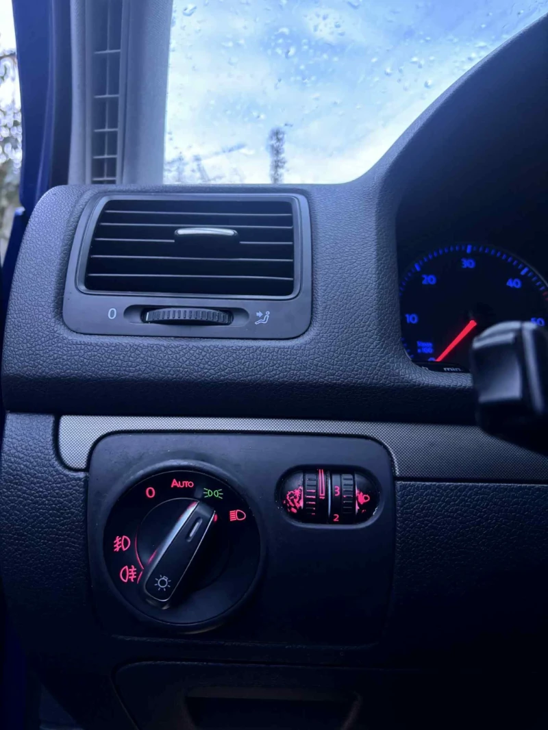 VW Golf 1.9tdi 6-степенна, снимка 8 - Автомобили и джипове - 52990967