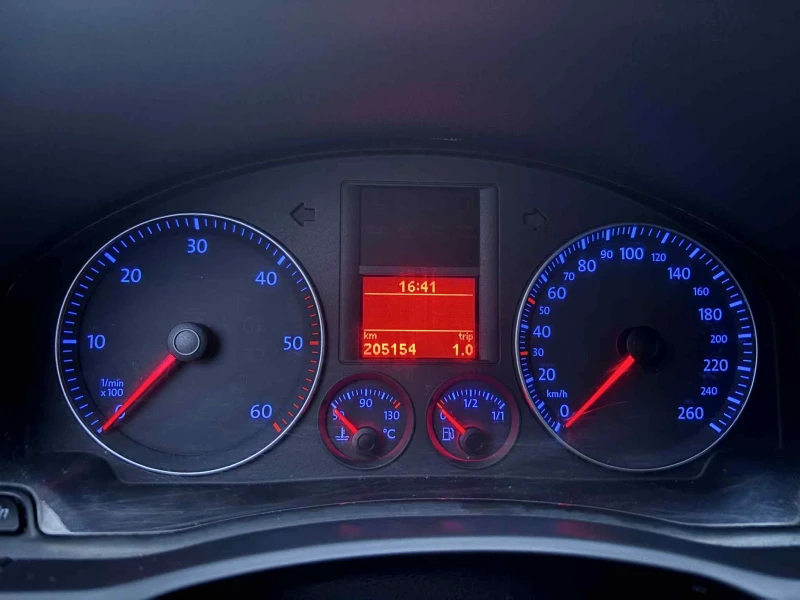 VW Golf 1.9tdi 6-степенна, снимка 4 - Автомобили и джипове - 52990967