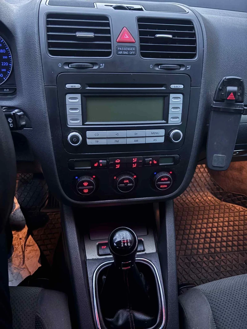 VW Golf 1.9tdi 6-степенна, снимка 3 - Автомобили и джипове - 52990967