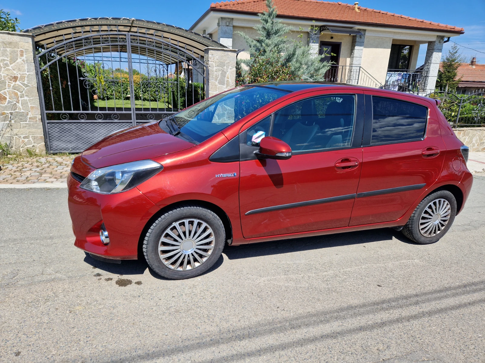 Toyota Yaris 1.5   HYBRID - изображение 4