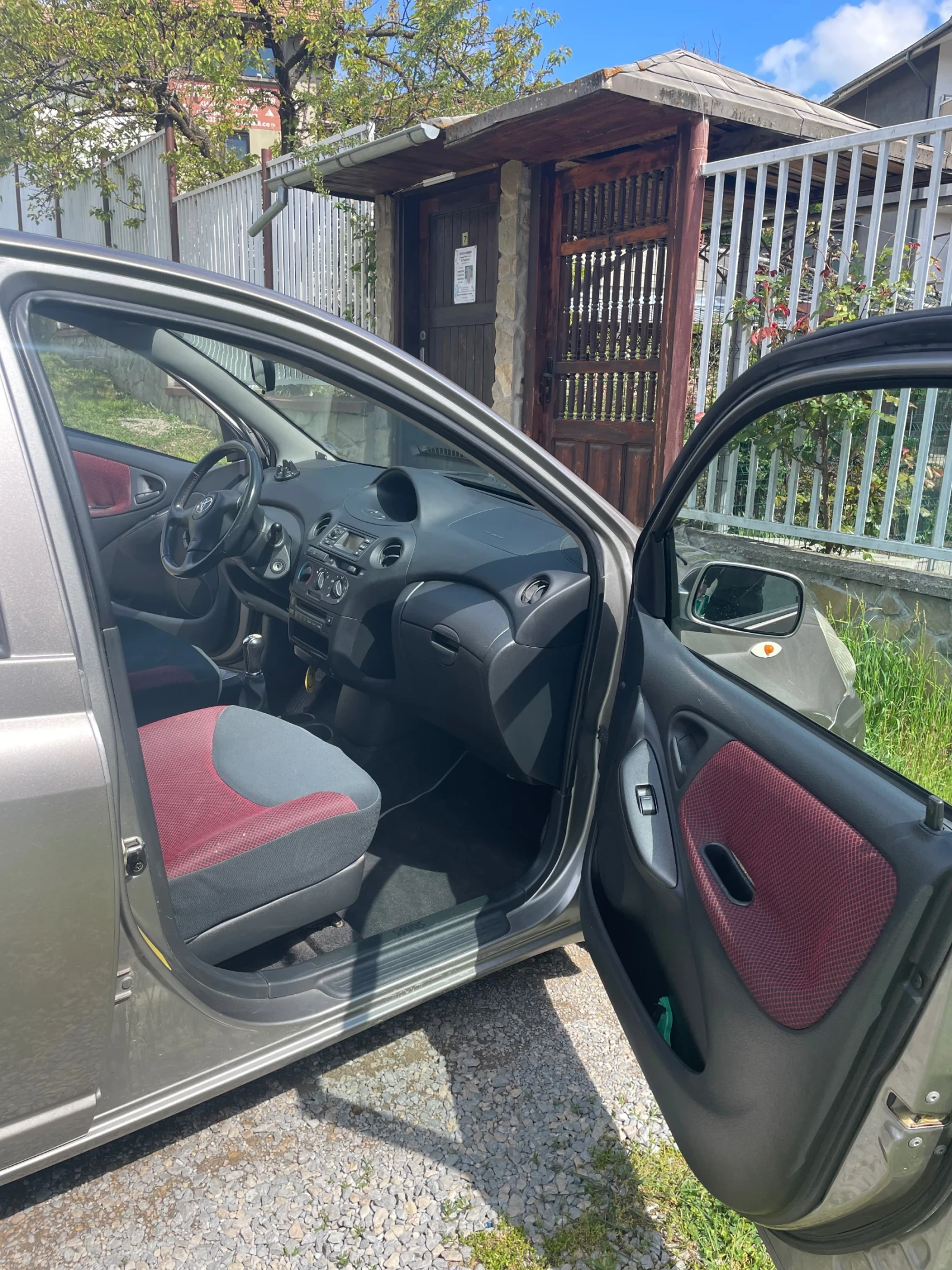 Toyota Yaris 1.4 D-4D, снимка 10 - Автомобили и джипове - 54399677