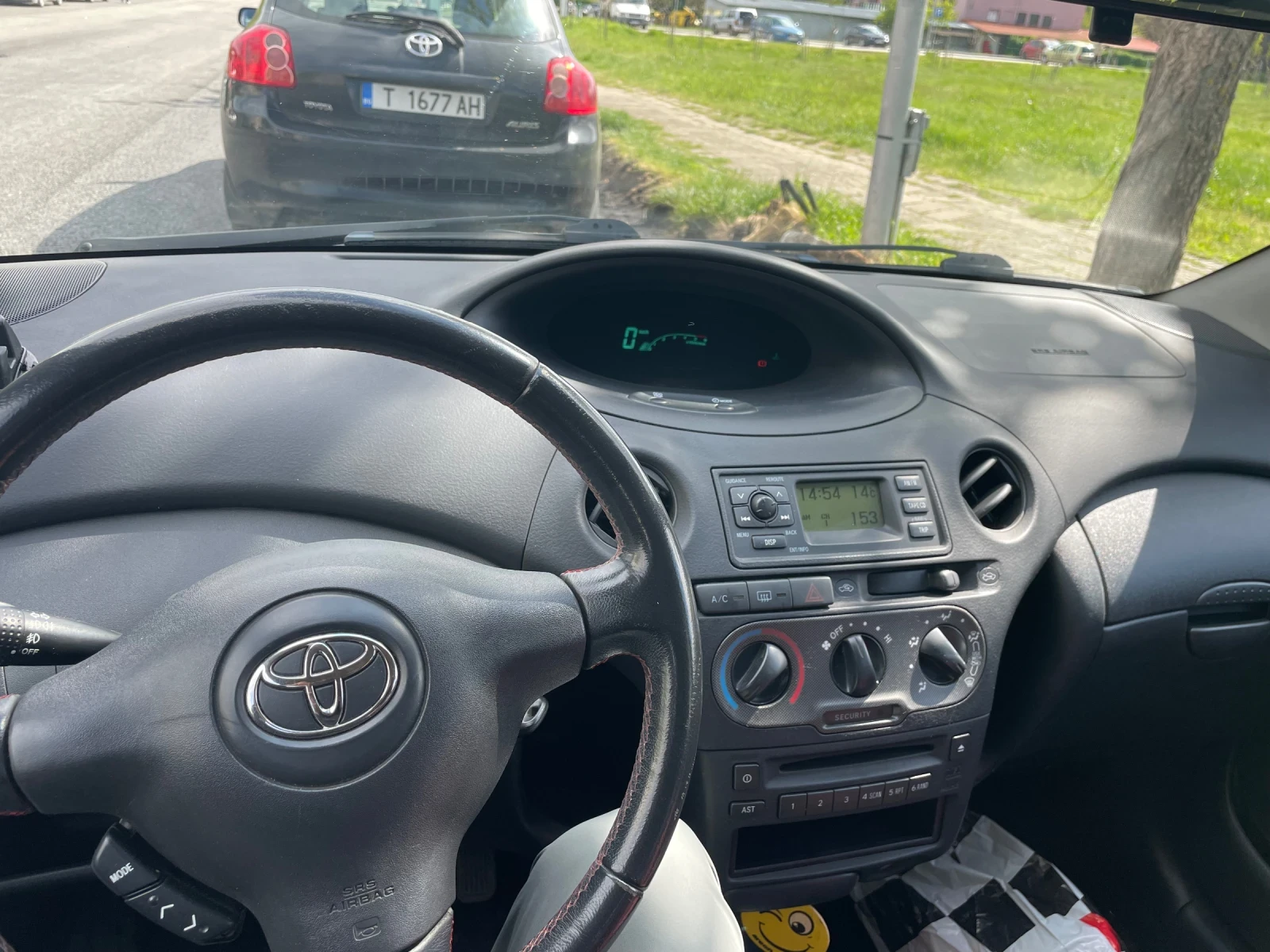 Toyota Yaris 1.4 D-4D, снимка 12 - Автомобили и джипове - 54399677