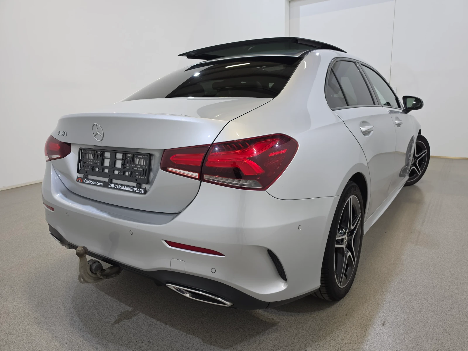 Mercedes-Benz A 180 AMG Night Pano / Ambient / Alcantara, снимка 4 - Автомобили и джипове - 55738323