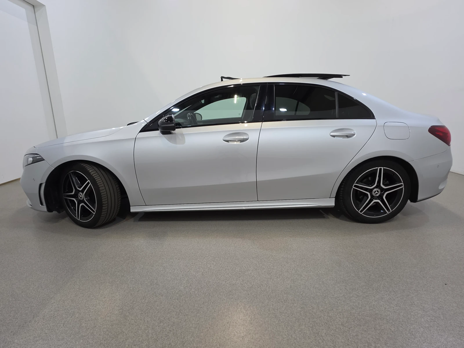 Mercedes-Benz A 180 AMG Night Pano / Ambient / Alcantara, снимка 3 - Автомобили и джипове - 55738323