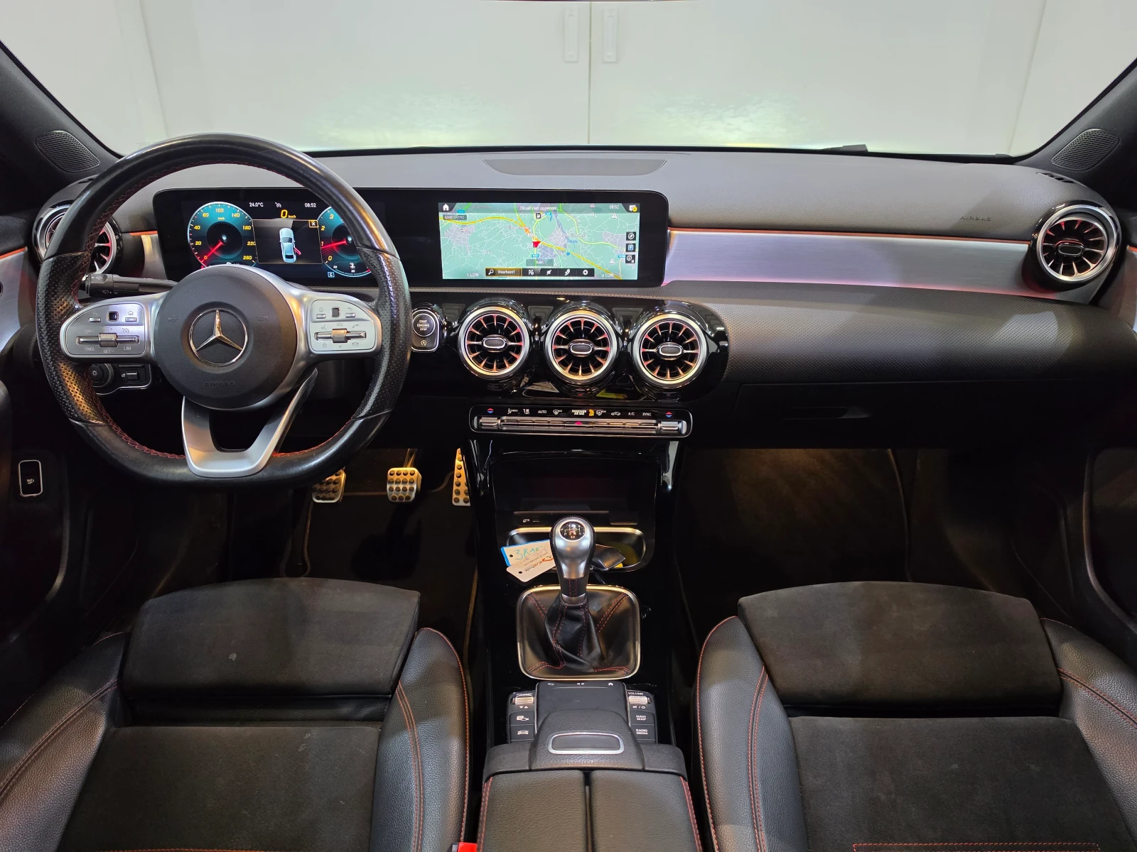 Mercedes-Benz A 180 AMG Night Pano / Ambient / Alcantara, снимка 6 - Автомобили и джипове - 55738323