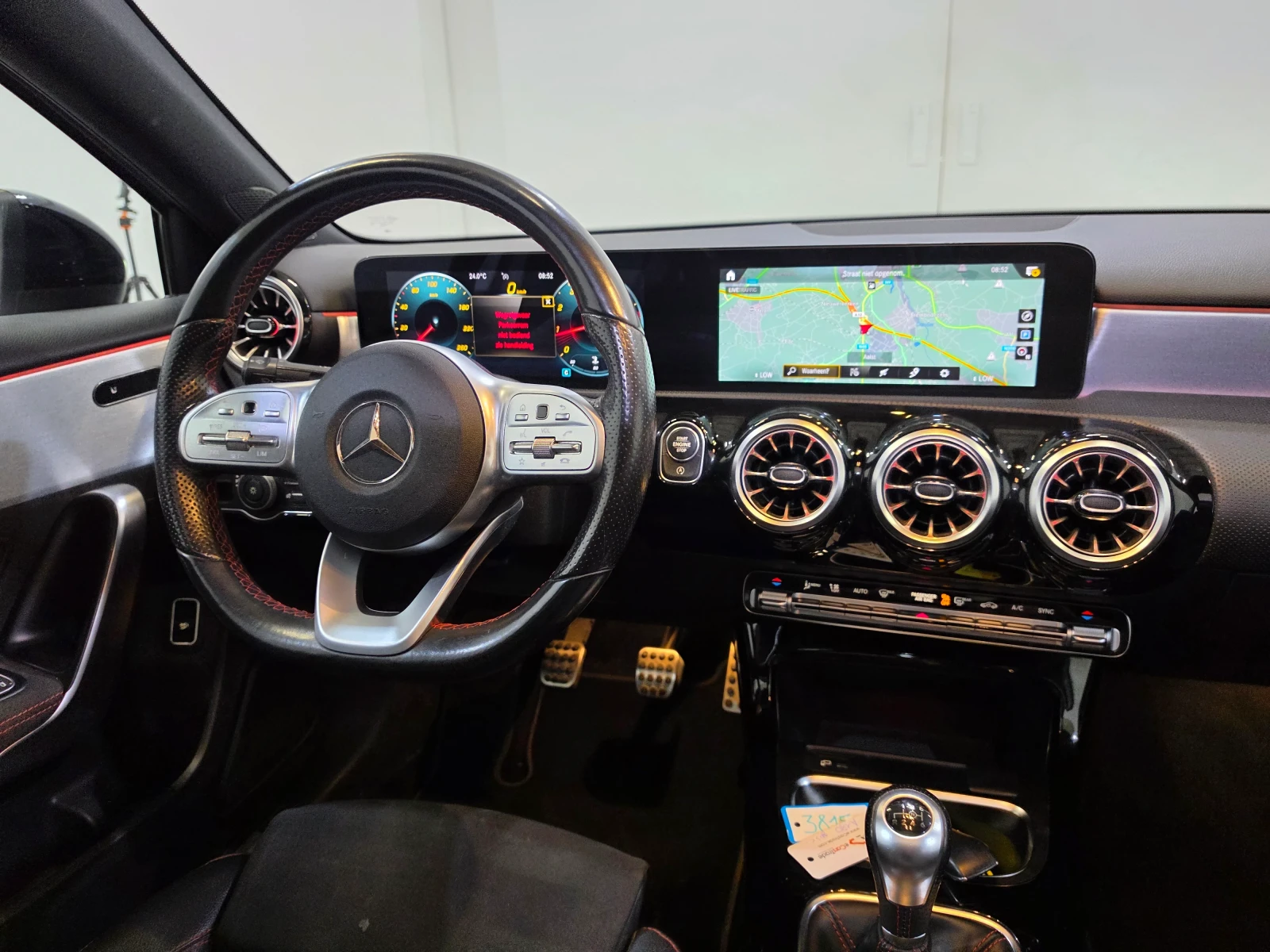Mercedes-Benz A 180 AMG Night Pano / Ambient / Alcantara, снимка 7 - Автомобили и джипове - 55738323