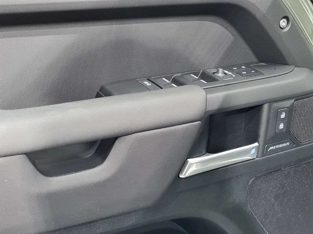 Land Rover Defender 110 D300 X-Dynamic SE 7seats - изображение 7