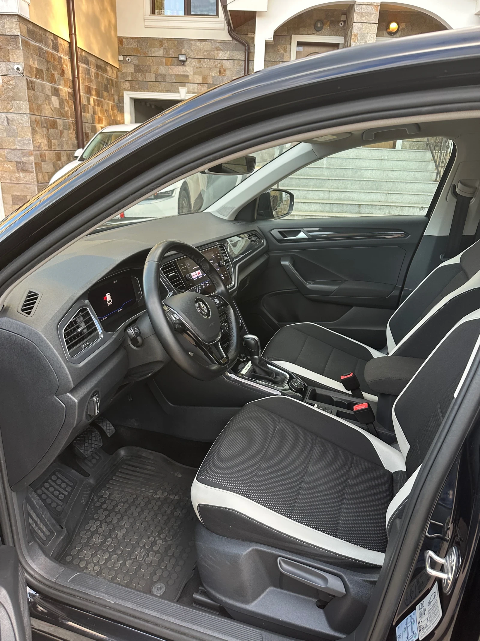 VW T-Roc 2.0TDI 4x4 LED, снимка 10 - Автомобили и джипове - 54802091