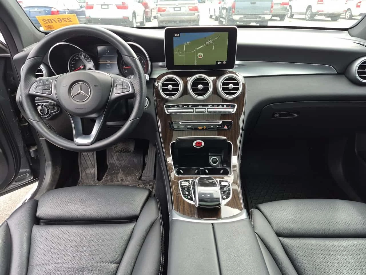Mercedes-Benz GLC 300  AMG PACK / DISTRONIC / 360 / PANORAMA / MEMORY , снимка 10 - Автомобили и джипове - 55474994
