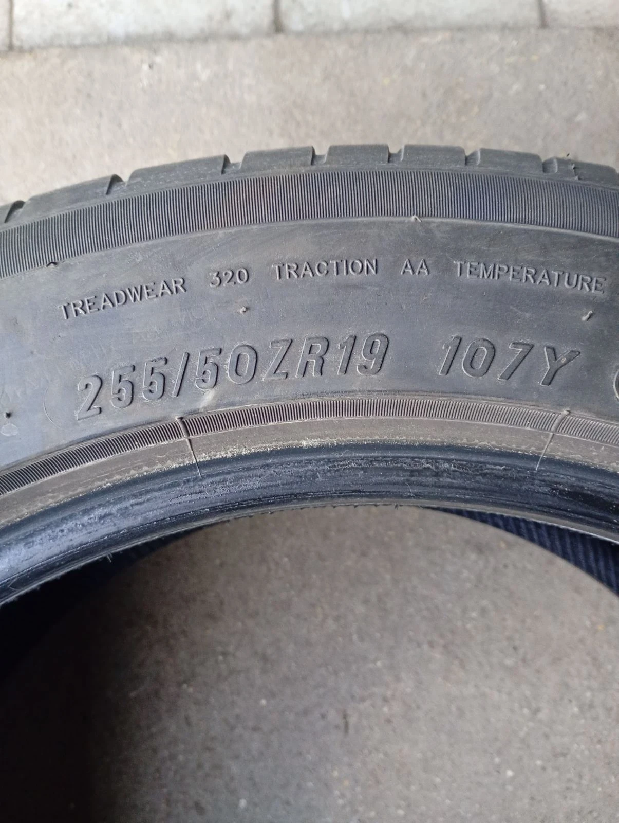 Гуми Летни 235/45R19, снимка 4 - Гуми и джанти - 54559465